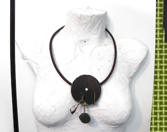 Unieke ketting, statement sieraden, ambachtelijke sieraden, draagbare kunst, sculptuur sieraden, handgemaakte ketting, avant-garde sieraden, uniek cadeau