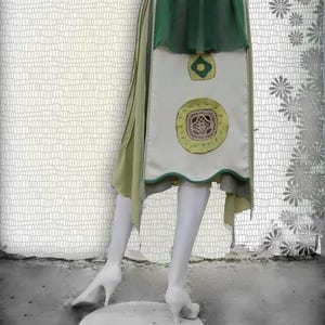 Può includere: Una tazza di ceramica bianca con manico nero e la scritta "But First, Coffee" in grassetto nero. La tazza è posta su uno sfondo sfocato, che suggerisce un'atmosfera accogliente.