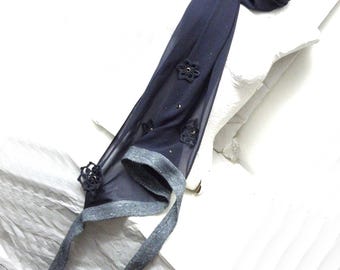 Handgemaakte blauwe zijden sjaal, elegant lang accessoire met gehaakt kantdetail