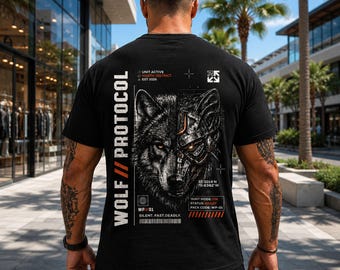 Puede incluir: Camiseta negra con un diseño de lobo y rostro robótico. La camiseta muestra el texto "WOLF // PROTOCOL" en el lado izquierdo y texto y coordenadas adicionales en la parte posterior. El diseño incluye las palabras "SILENT. FAST. DEADLY."