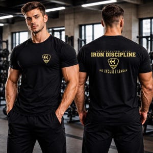 以下が含まれることがあります： 前面と背面に金色のロゴが入った黒色のスポーツTシャツ。前面のロゴは、中に文字「HC」が入ったシールドです。シャツの背面には「ESTABLISHED 2020 IRON DISCIPLINE TRAINING NO EXCUSES LEAGUE」の文字があります。