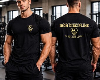 Puede incluir: Camiseta deportiva negra con un logotipo dorado en la parte delantera y trasera. El logotipo frontal es un escudo con las letras "HC" en su interior. La parte trasera de la camiseta tiene el texto "ESTABLISHED 2020 IRON DISCIPLINE TRAINING NO EXCUSES LEAGUE".