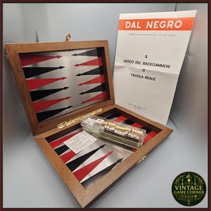 Puede incluir: Juego de backgammon vintage con estuche de madera. La superficie de juego presenta triángulos rojos, negros y plateados. Incluye dados, fichas y un folleto titulado "Dal Negro". De "Vintage Game Corner".