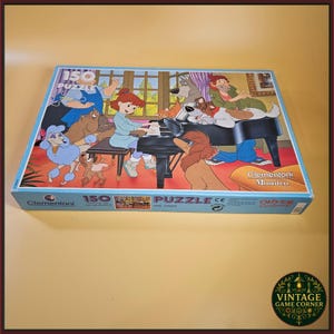 Könnte beinhalten: Ein 150-teiliger Clementoni Puzzlekarton mit einer Illustration aus Oliver & Co. Das Bild zeigt eine Person, die an einem schwarzen Klavier spielt, umgeben von verschiedenen Hunden und Charakteren. Der Text lautet 150 PUZZLE und Clementoni Mosaico.