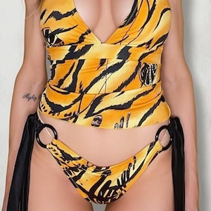 Braguita de bikini estilo bohemio de los años 90 con lazos laterales y estampado animal, estilo coqueto y raro