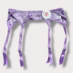 Vintage Orchid Lila Satin Strumpebandshållare: Blommig Broderad Strumpebandshållare