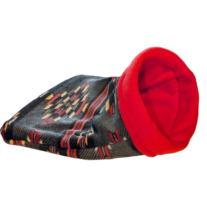 Peut inclure: Un bonnet en polaire avec un ext&eacute;rieur gris fonc&eacute; orn&eacute; d'un motif g&eacute;om&eacute;trique rouge, jaune et blanc. Le bonnet poss&egrave;de une doublure int&eacute;rieure rouge vif qui est repli&eacute;e &agrave; l'ouverture, cr&eacute;ant un revers contrast&eacute; sur le tissu &agrave; motifs.