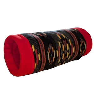 Peut inclure: Un chauffe-mains cylindrique en tissu polaire doux. L'ext&eacute;rieur pr&eacute;sente un motif g&eacute;om&eacute;trique noir, rouge et jaune, tandis que l'int&eacute;rieur et les deux extr&eacute;mit&eacute;s circulaires sont d'une couleur rouge vif unie. L'objet poss&egrave;de un centre creux.
