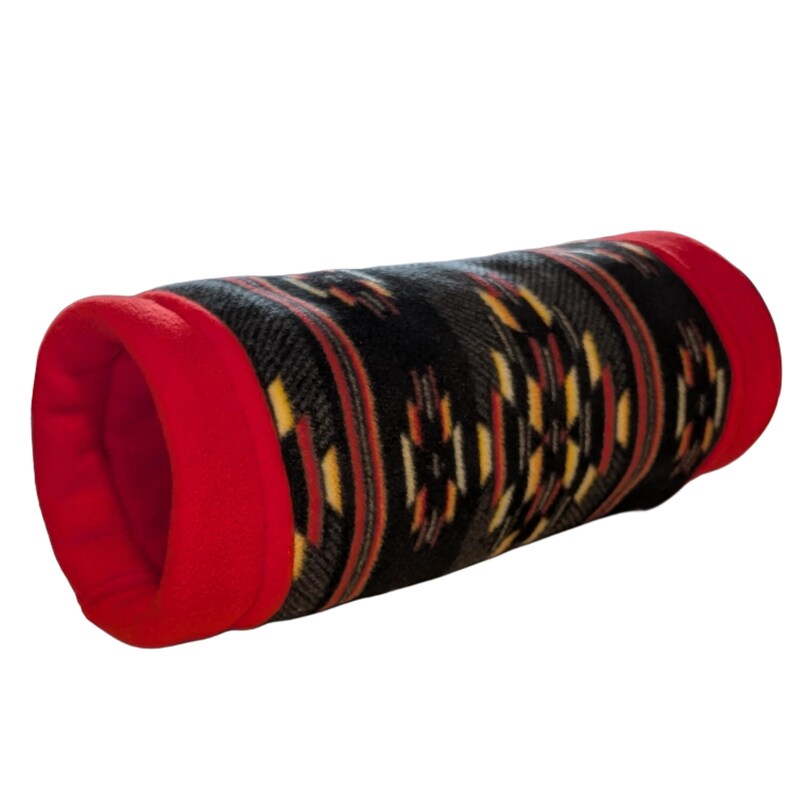 Peut inclure: Un chauffe-mains cylindrique en tissu polaire doux. L'ext&eacute;rieur pr&eacute;sente un motif g&eacute;om&eacute;trique noir, rouge et jaune, tandis que l'int&eacute;rieur et les deux extr&eacute;mit&eacute;s circulaires sont d'une couleur rouge vif unie. L'objet poss&egrave;de un centre creux.