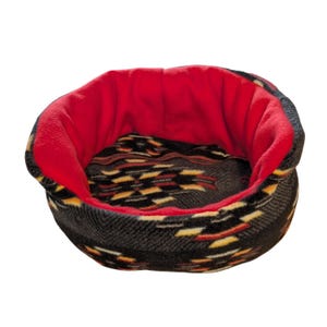 Peut inclure: Un panier pour animal de compagnie rond avec une doublure int&eacute;rieure en polaire rouge vif. L'ext&eacute;rieur est fait d'un tissu sombre orn&eacute; d'un motif g&eacute;om&eacute;trique dans des tons de noir, cr&egrave;me et rouge. Le panier poss&egrave;de des bords hauts et souples.