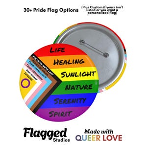 Pode incluir: Um botão redondo e colorido da bandeira do orgulho com um alfinete. O botão apresenta um design de arco-íris com as palavras "Vida", "Cura", "Luz solar", "Natureza", "Serenidade" e "Espírito". O texto inclui "30+ opções de bandeiras do orgulho" e "Made with Queer Love."