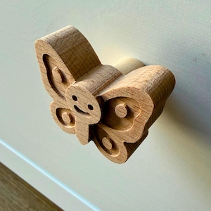 Schmetterling Möbelgriff aus Buchenholz – Handgefertigter Möbelknauf für das Kinderzimmer | Passend für IKEA Hemnes & PLATSA