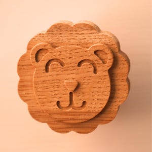 Holzgriff Löwe – Möbelgriff Kinderzimmer | Handgefertigt Eiche/Buche | Möbelknauf Tiermotiv | Geschenk Baby & Kinder | IKEA Hemnes - Platsa
