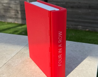 Książka drukowana w technologii 3D, która otwiera się w grze „Połącz cztery”