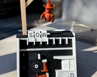 Książka drukowana w 3D, która otwiera się na grę w wisielca