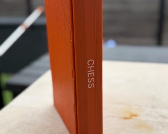 Książka drukowana w technologii 3D, która otwiera się jak szachownica