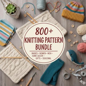 Könnte beinhalten: Draufsicht auf verschiedene Strickprojekte und Zubehör. Ein kreisförmiges Grafik-Element zeigt "800+ Knitting Pattern Bundle" mit Kategorien. Artikel: gestreifte Mütze, Strickquadrate, Garn, Nadeln, Knöpfe und ein kleiner Wal. Die Farbpalette ist neutral mit Farbtupfern.