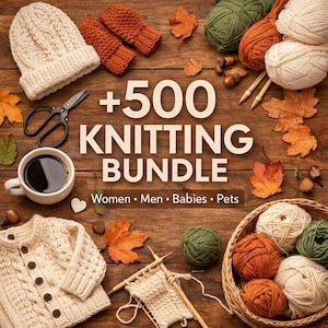 Può includere: Un tavolo di legno mostra un pacchetto di maglieria con un cappello color crema, guanti arancioni e un maglione color crema. Il testo recita "+500 KNITTING BUNDLE" con "Women • Men • Babies • Pets" sotto. Sono presenti anche gomitoli di lana, forbici e una tazza di caffè.