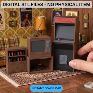 Könnte beinhalten: Digitale STL-Dateien für Miniaturmöbel, darunter ein brauner Fernseher mit Antenne, ein Regal mit kleinen Gegenständen und ein hoher Spielautomat. Der Text lautet DIGITAL STL FILES - NO PHYSICAL ITEM und INSTANT DOWNLOAD.