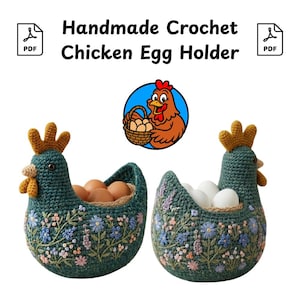 Könnte beinhalten: Handgefertigte Hühnereierhalter aus Häkelarbeit in Türkis mit floraler Stickerei. Jeder Halter ist wie ein Huhn geformt, mit einem gelben Kamm und Kehllappen. Ein Halter enthält braune Eier, der andere weiße Eier. Der Text "Handmade Crochet Chicken Egg Holder" wird angezeigt.