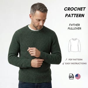 Op de afbeelding: Een donkergroene trui met lange mouwen, een ronde hals en geribbelde boorden en zoom. De tekst rechts luidt CROCHET PATTERN FATHER PULLOVER, PDF PATTERN en EASY INSTRUCTIONS, vergezeld van een lijntekening van de trui en een PDF-pictogram.