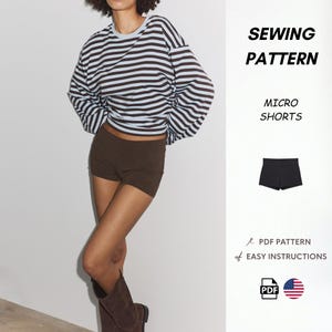 Könnte beinhalten: Ein Schnittmuster für Micro-Shorts mit dem Text SEWING PATTERN, MICRO SHORTS, PDF PATTERN und EASY INSTRUCTIONS. Das Bild zeigt ein PDF-Symbol, ein US-Flaggen-Symbol und eine Grafik von einfarbigen, dunkelbraunen Micro-Shorts.