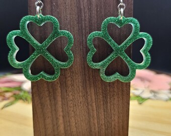 Pendientes de trébol de cuatro hojas con corazón de purpurina verde
