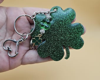 Llavero de trébol de la suerte de 4 hojas con dijes y mosquetón adjunto en forma de corazón.