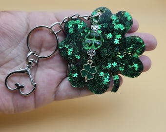 Llavero de trébol de la suerte de 4 hojas con dijes y mosquetón adjunto en forma de corazón.