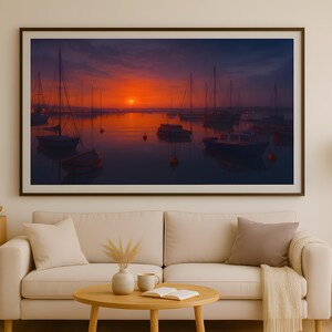Peut inclure: Une impression encadrée d'un coucher de soleil sur un port rempli de voiliers. Le ciel passe du bleu profond à l'orange vif, se reflétant sur l'eau. Les bateaux se détachent sur le ciel coloré, créant une scène nautique sereine.
