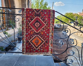 Alfombra antigua Sivas Zara, camino de mesa geométrico de lana turca, medallón tribal rojo anaranjado (52 x 97 cm)