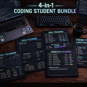 Könnte beinhalten: Ein 4-in-1 Coding Student Bundle wird auf einem Holztisch präsentiert. Das Bundle enthält einen Laptop, eine Tastatur und mehrere Planer: einen Tagesplaner, einen DSA-Tracker, einen Semesterplaner und einen Coding Project & Portfolio Planner.