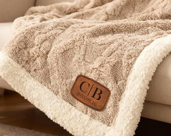 Manta personalizada con textura de sherpa, parche de cuero grabado, acogedora manta, regalo de boda o inauguración de la casa.