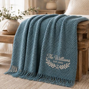 Coperta personalizzata per la famiglia, coperta con nome di famiglia ricamato su misura, morbida coperta lavorata a maglia, regalo per l'inaugurazione della casa, regalo di nozze, decorazione per la casa