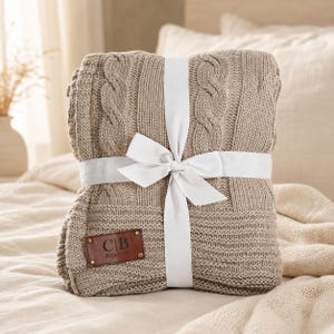 Personlig kabelstickad filt, dubbel fleece sherpa-pläd, graverad läderlapp, texturerad heminredning, bröllopspresent, inflyttningspresent