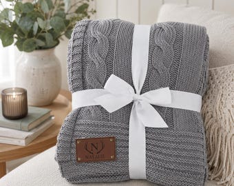 Manta de tricô personalizada com detalhe em couro, manta sherpa com nome personalizado, presente aconchegante para casamento, presente de boas-vindas.