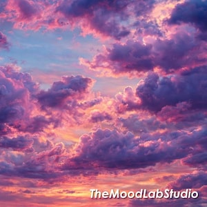 Pode incluir: Imagem de um céu ao pôr do sol com nuvens rosa e roxas sobre um fundo azul. As nuvens são densas e texturizadas, criando uma cena visualmente marcante. O texto "TheMoodLabStudio" é visível no canto inferior direito.