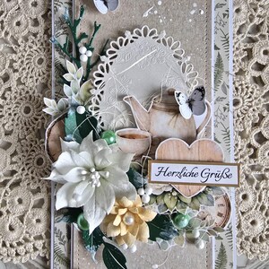 Peut inclure: Carte de vœux artisanale sur le thème du tea party. La carte présente une théière, une tasse à thé et des fleurs décoratives blanches, jaunes et vertes. Des papillons et les mots "Herzliche Grüße" sont également inclus. La carte a un fond beige avec un motif floral.