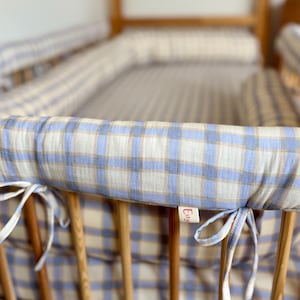 Housse de barrière de lit en mousseline | Housse rembourrée en coton sur mesure pour lit Montessori et lit au sol | Style cottage à carreaux bleu crème | Etsy Jorno