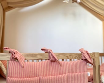 Rosa & melonränder muslin spjälsängsorganisatör med 3 fickor hängande förvaring för barnrum - bomullsblöjlåda för babysäng - snygg barnrumsinredning