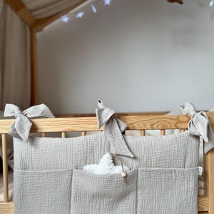 Babybett-Organizer aus Musselin mit 3 Taschen – Warmbeige Hängeaufbewahrung fürs Kinderzimmer – Windelkorb aus Baumwolle fürs Babybett – Neutrale Kinderzimmerdekoration Estyjorno