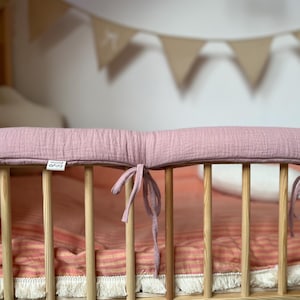 Puede incluir: Una taza de cerámica blanca con un asa negra y el texto "But First, Coffee" en negro, en negrita. La taza está sobre una superficie blanca.