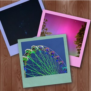 Könnte beinhalten: Drei Fotos im Polaroid-Stil auf einer Holzoberfläche. Eines zeigt einen sternenklaren Nachthimmel, ein anderes einen rosa-violetten Himmel mit Bäumen und das dritte ein hell erleuchtetes Riesenrad vor einem dunkelblauen Himmel.