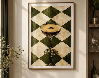 Peut inclure: Une impression d'art encadrée représentant une coupe centrale remplie d'un martini expresso sombre surmonté de trois grains de café. L'arrière-plan présente un motif en losanges alternant des textures de marbre vert foncé et crème.