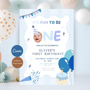 Puede incluir: Una invitación de cumpleaños azul claro con el texto "IT'S FUN TO BE ONE" y "OLIVER'S FIRST BIRTHDAY!". Se incluye una foto de un bebé con un gorro de fiesta. Globos y confeti decoran el diseño.