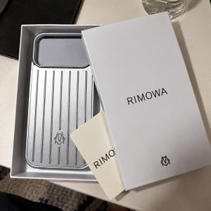 Metallskal i resestil för iPhone 18 Pro Max, räfflad resedesign, hårt skal
