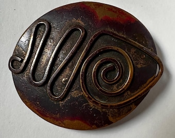 Hebilla de cinturón de cobre de Ildanach Studios con diseño asimétrico o en espiral elegante