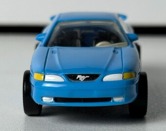 DARDA Stop 'N' Go Motorized Pull-Back Mustang GT RARO Azul claro escala 1:64