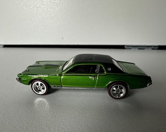 Hot Wheels Cougar XR7 del 68, auténticos pilotos, líneas rojas
