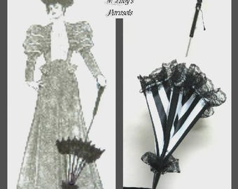 Viktorianischer Gehstock-Sonnenschirm: Schwarz-Weiß-Streifen, Spitzenrüsche